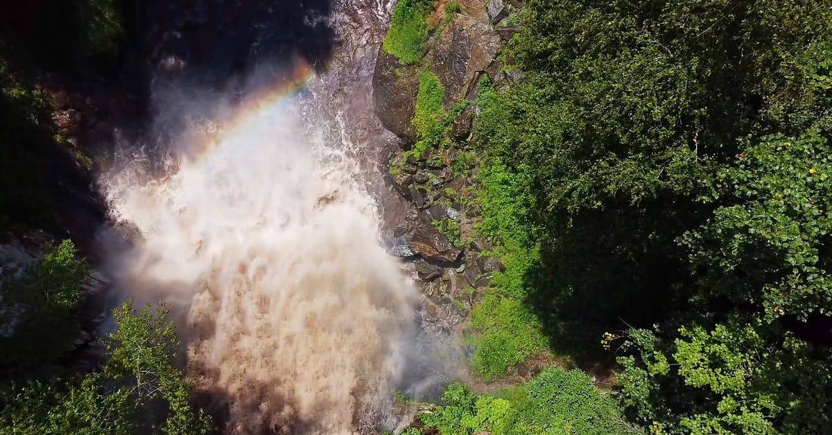 山顶留下的水流小瀑布航拍4k高清CC0视频素材插图