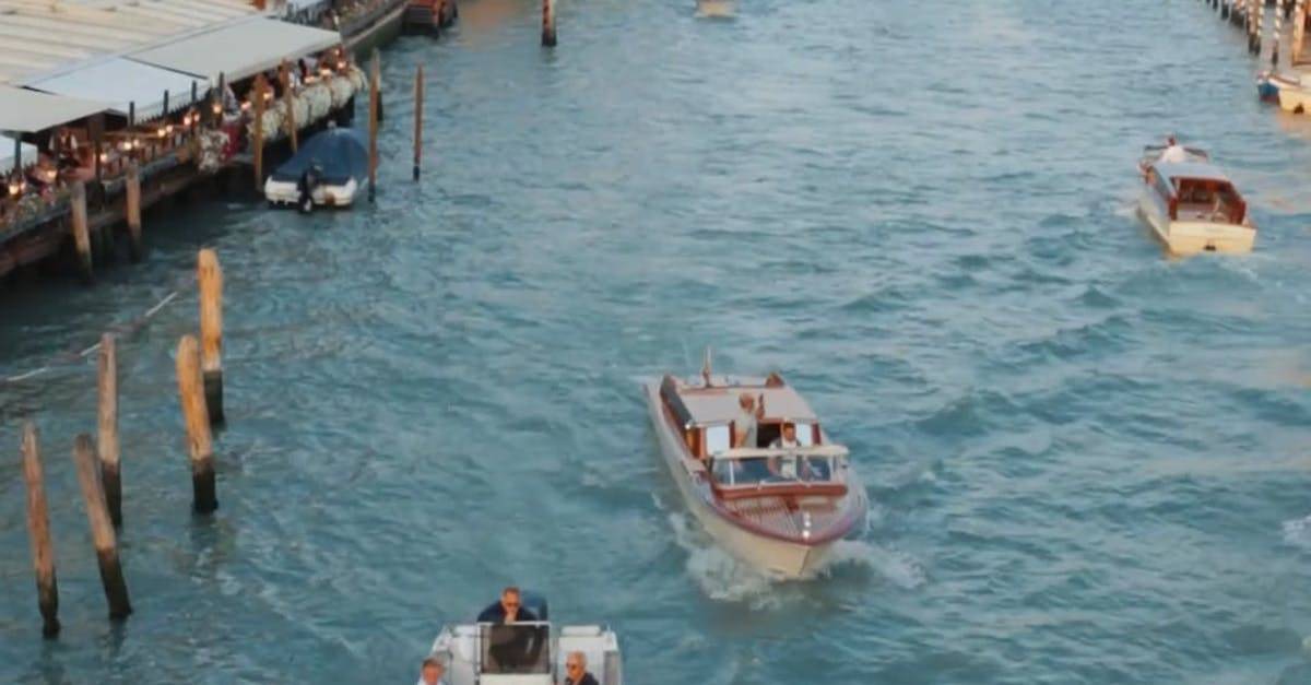 威尼斯水城海边的游船航拍竖屏高清CC0视频素材