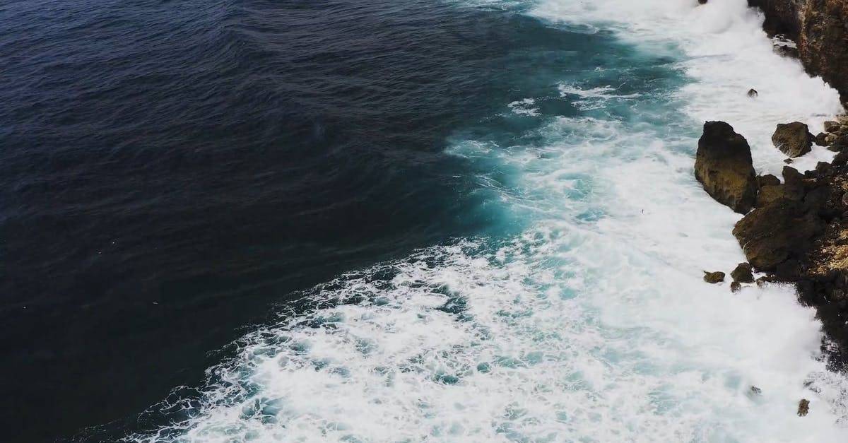 海边海浪冲击礁石航拍高清CC0视频素材插图