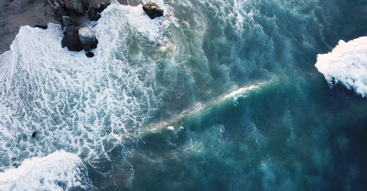 大浪沖到岸边的无人机航拍海浪4kCC0视频素材插图