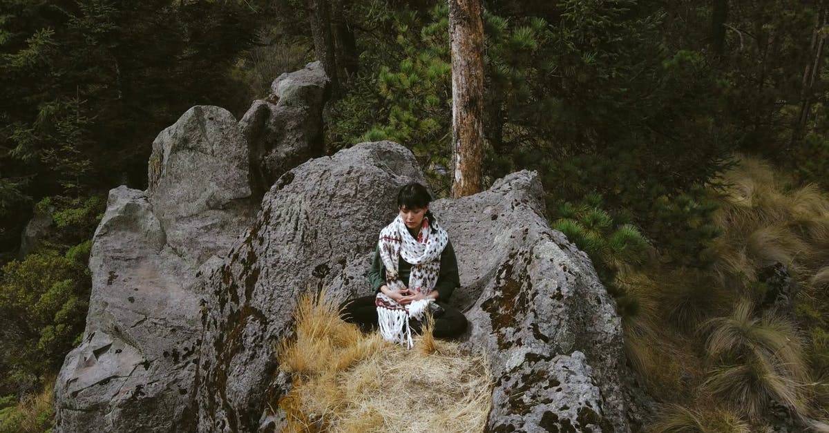 女人在山顶岩石上冥想冷静高清CC0视频素材插图