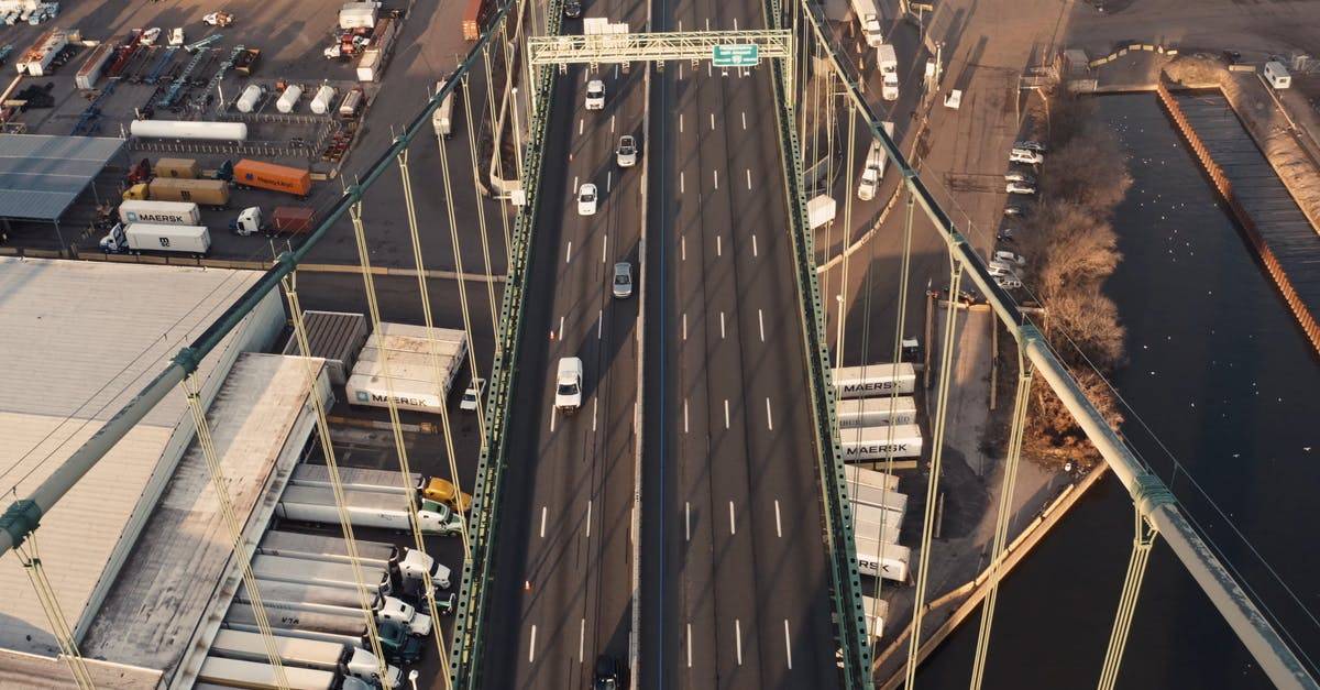 城市桥梁航拍桥上的汽车4k高清CC0视频素材插图