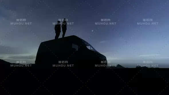 相爱的夫妇站在汽车上，看着繁星点点的夜晚视频素材下载插图