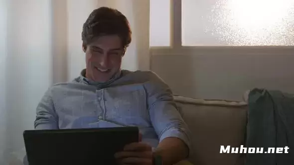 白人男子使用笔记本电脑高清视频素材插图