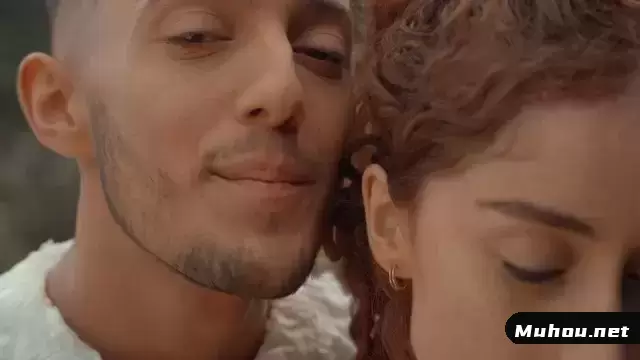 一个男人在女友的耳朵里唱歌视频素材