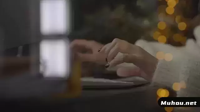 女人的手在键盘上打字视频素材