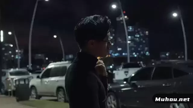 亚洲男子晚上站在街上视频素材