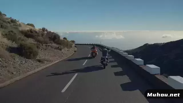 骑摩托车的人在靠近山峰的高空行驶视频素材