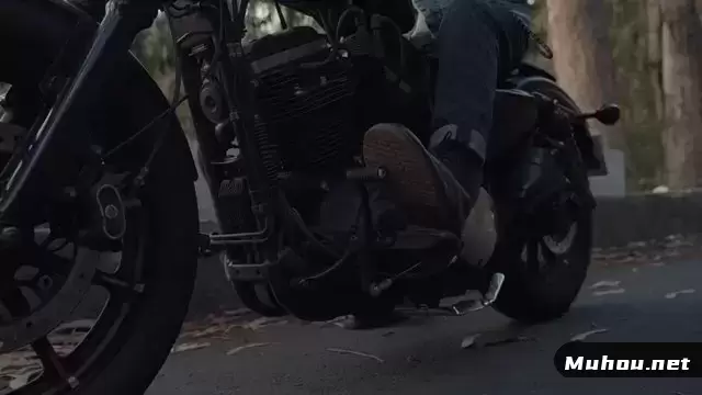 一名摩托车手将他的车辆停下来视频素材
