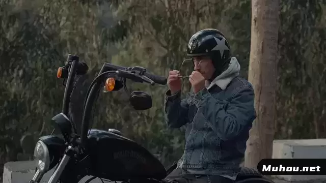 骑摩托车的人戴上眼镜并加速他的摩托车视频素材