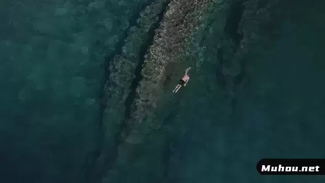 一名男子游泳并探索大洋中脊的底部视频素材