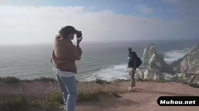 在悬崖边上拍照的朋友视频素材插图