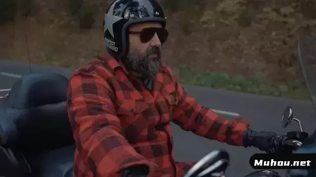一名大胡子男子扭动摩托车油门，准备上路视频素材