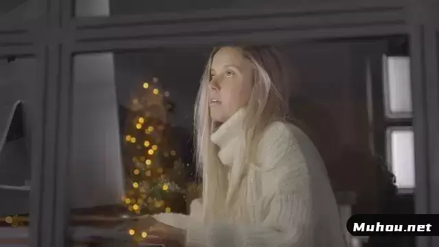 一个深夜在电脑上工作的女人视频素材插图