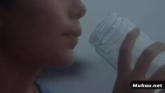 一个女孩喝水特写镜头视频素材