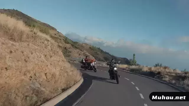 摩托车手在道路上转弯视频素材