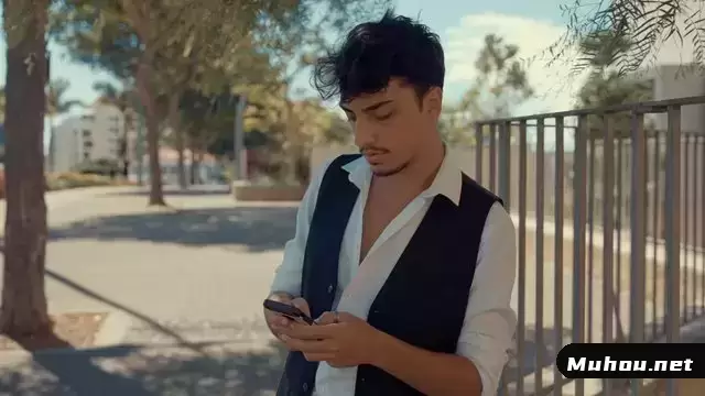 一个男人站在街上打电话给他的朋友视频素材