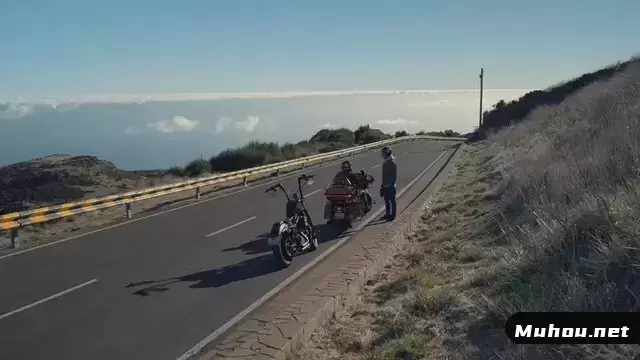骑摩托车的人在旅途中休息一下，互相交谈视频素材