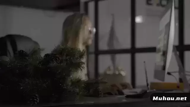 一个在办公室用电脑工作的女孩视频素材插图