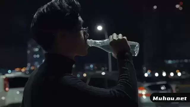 亚洲男子饮水视频素材