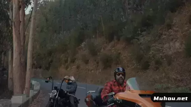 一个摩托车手在等他的朋友准备视频素材