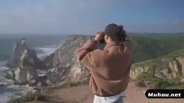 一个人给海景拍照视频素材插图