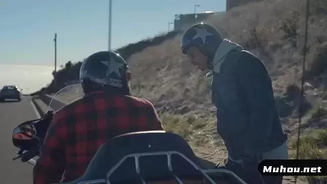 骑摩托车的人对某事有争议视频素材