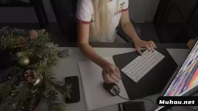 一个坐在办公桌前使用计算器的女孩视频素材插图