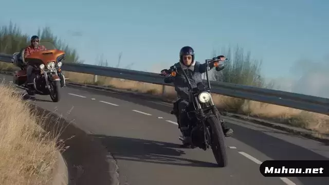 骑摩托车的人骑车在公路上视频素材