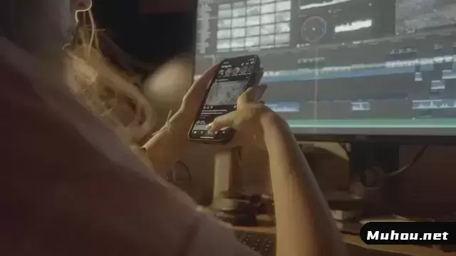 一名女性视频编辑正在检查她的社交媒体视频素材插图