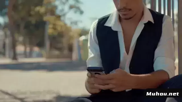 一名男子坐在路边打字视频素材