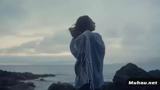 缩略图一个女孩在海边用毛巾擦干头发。视频素材