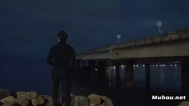 一名男子在河边码头拍照视频素材