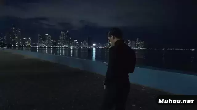 亚洲男子走在河边码头旁视频素材