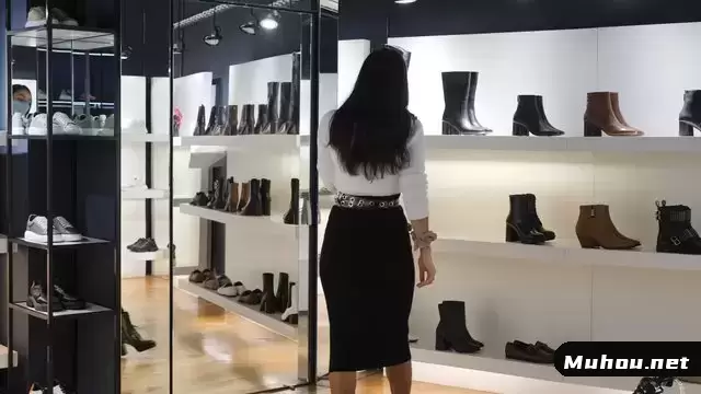 女人在鞋店照镜子视频素材
