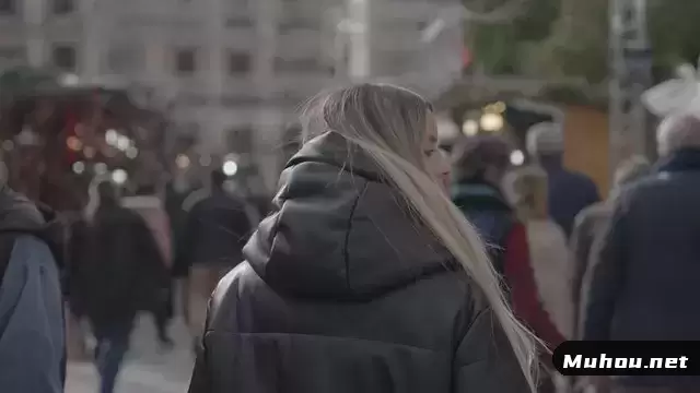 一个女孩在节日集市上散步视频素材