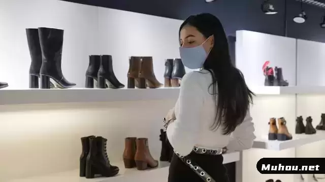 女人给她的靴子拍照视频素材