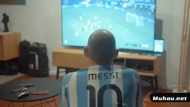 一个在电视上看足球比赛的人视频素材