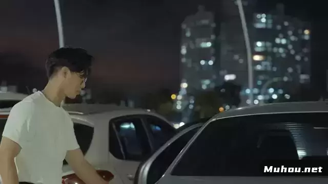 亚洲男子从车里拿出一件夹克视频素材