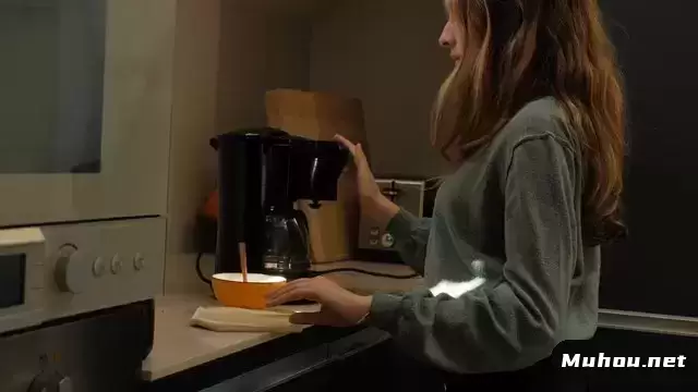 女孩把过滤器放进咖啡机视频素材插图