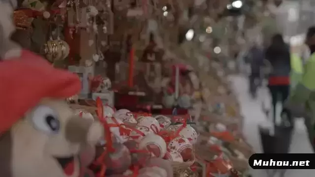 一个女孩在集市上看圣诞节装饰品视频素材