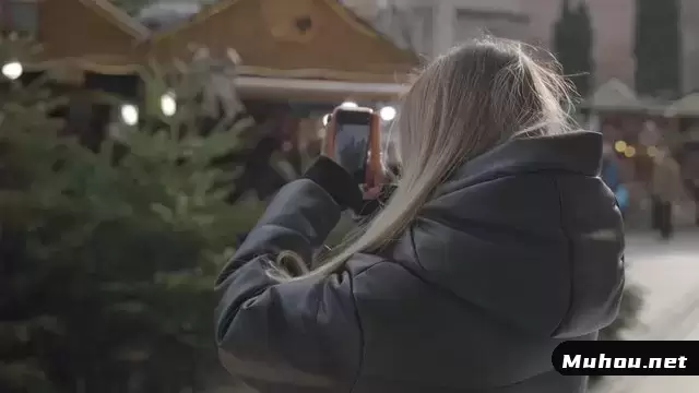 一个女孩在博览会上拍摄圣诞树的视频视频素材