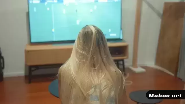 观看足球比赛的女孩视频素材