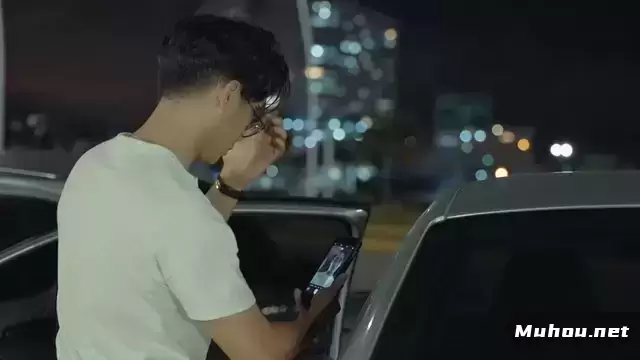 亚洲男子使用智能手机作为镜子视频素材