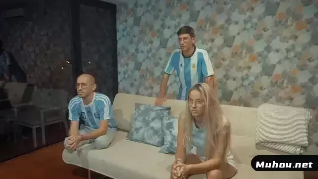 足球迷坐在沙发上并站在沙发旁视频素材