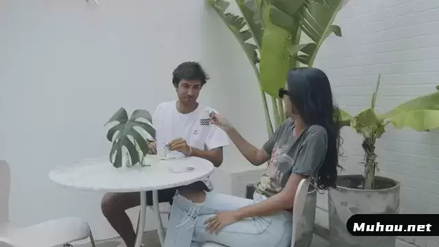 情侣朋友喝咖啡笑视频素材插图