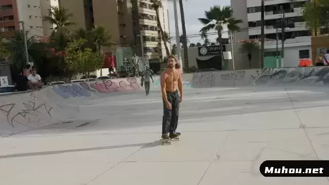 半裸上身的男子滑板视频素材