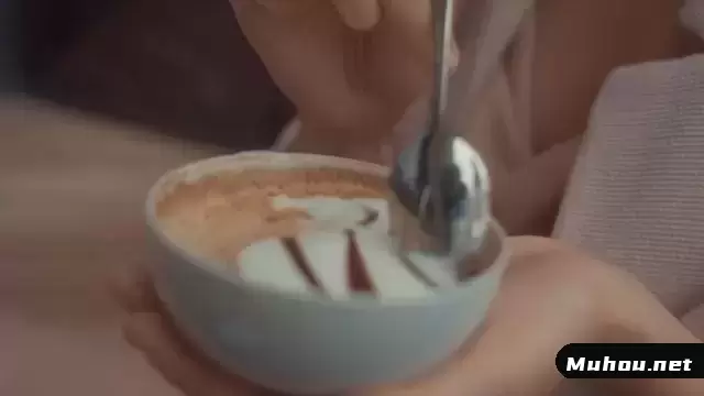 一个女人在品尝之前用茶匙搅拌卡布奇诺咖啡视频素材