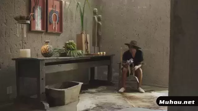 男子拍摄酒店物体视频素材插图