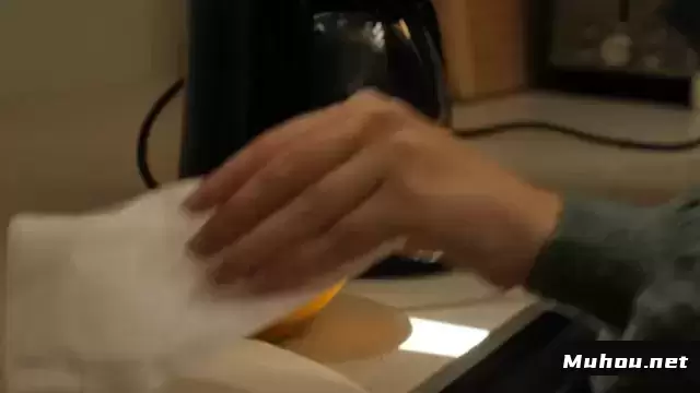 将过滤器放入咖啡机视频素材插图